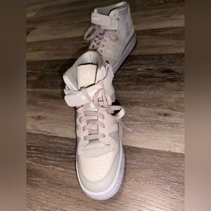 Adidas Forum Mid
Light grey Women's size 8.5 sneakers look more cream colored
